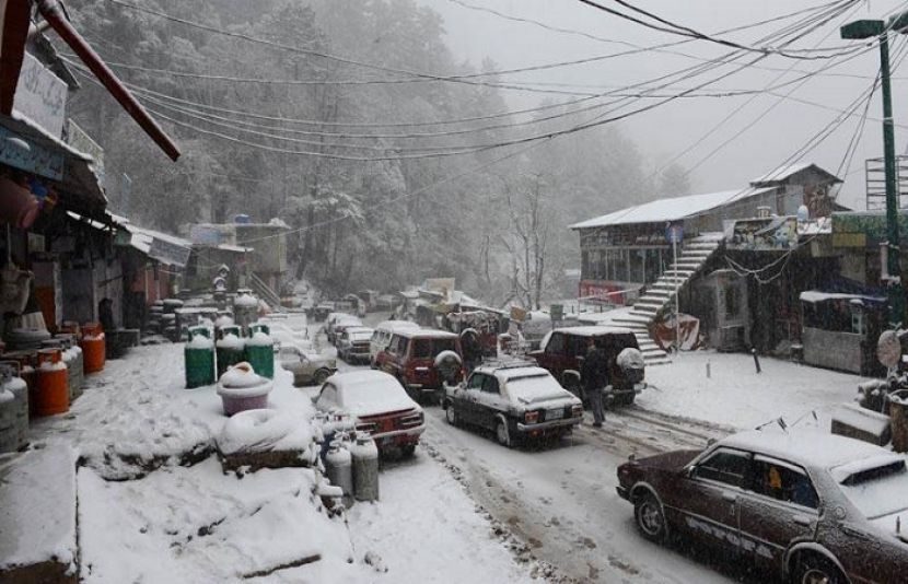 ملک بھر میں سردی کا راج، پہاڑوں پر وقفے وقفے سے برفباری 
