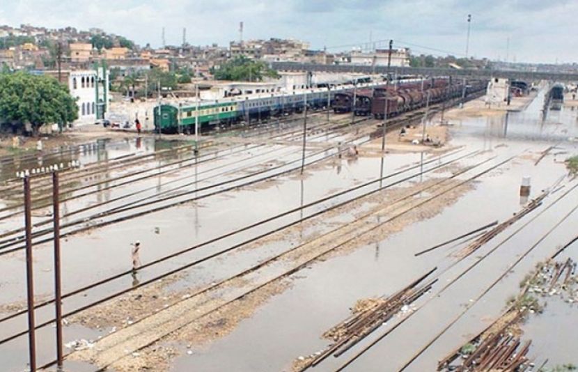 حیدرآباد ٹریک کا کچھ حصہ بارش کے پانی میں بہہ گیا 