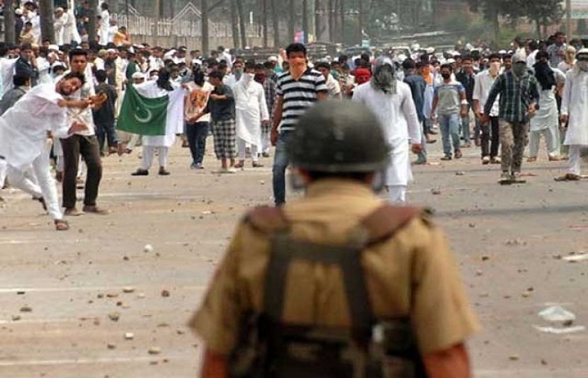 مقبوضہ کشمیر میں بھارتی فوج کا عید اجتماعات پر دھاوا، فائرنگ سے درجنوں افراد زخمی