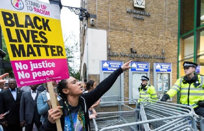 لندن پولیس کی حراست میں سیاہ فام نواجوان کی ہلاکت کیخلاف پرتشدد مظاہرے