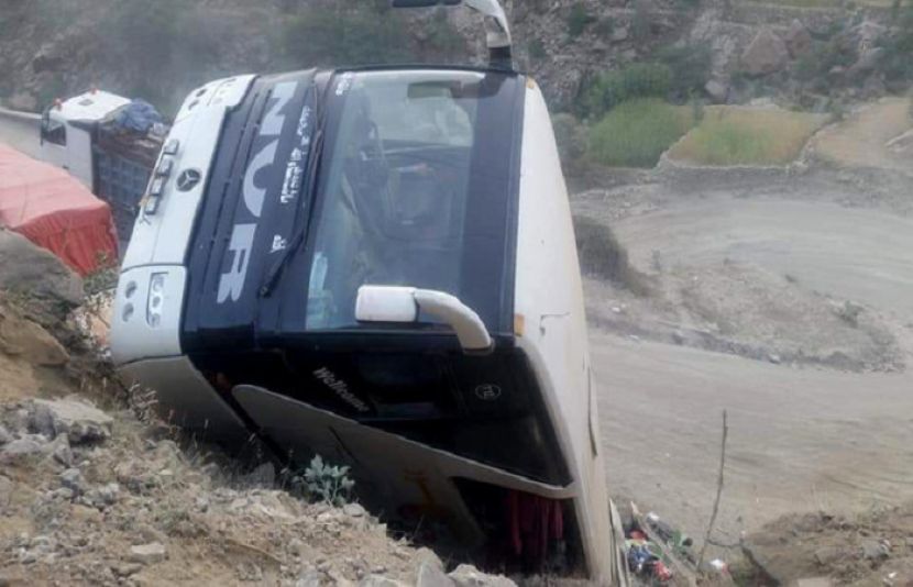 مسافر بس لوئر کوہستان کے علاقے بنکڈ شولگرہ تھانہ دوبیر کے مقام پر حادثے کا شکار ہوئی ہے۔
