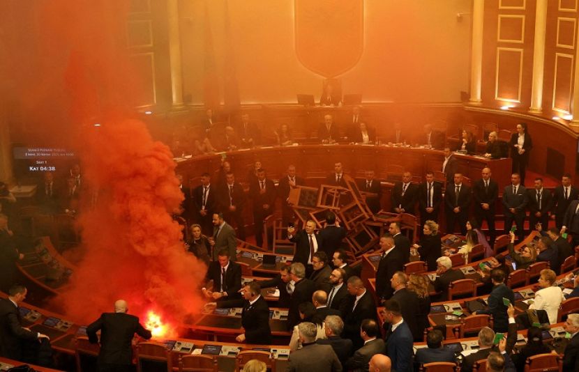 البانیہ کے پارلیمنٹ میں اجلاس کے دوران اسموک بم چل گیا