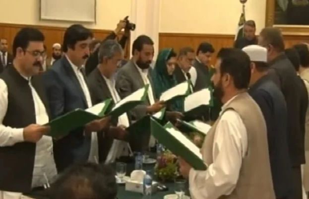 بلوچستان کی 14 رکنی کابینہ  سے گورنر ملک عبدالولی کاکڑ  حلف لے رہے ہیں