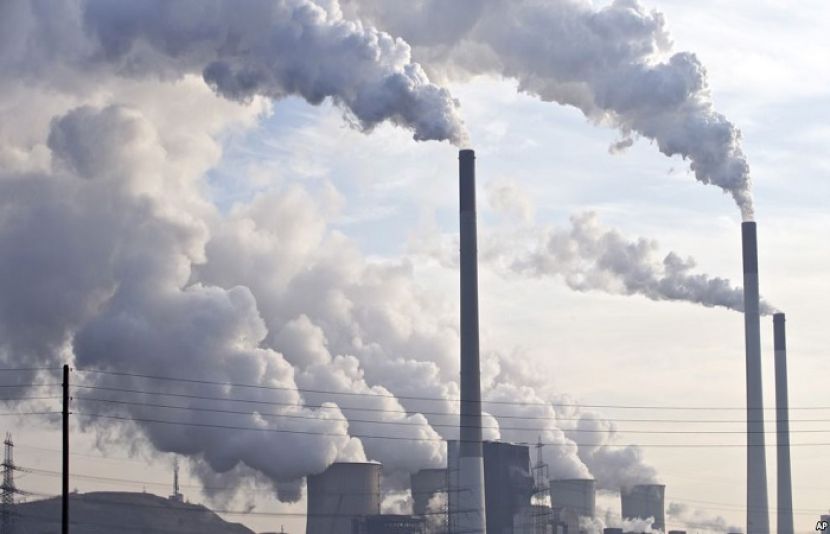 کارخانوں کی چمنیاں آب و ہوا کو نقصان اور ماحول کو تباہ کرنے والی گیسیں فصا میں دھکیل رہی ہیں۔