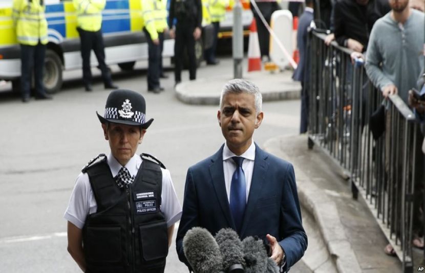 لندن کے میئر صادق خان لندن برج پر صحافیوں سے گفتگو کر رہے ہیں جہاں ہفتے کو ایک حملے میں سات افراد ہلاک ہوگئے تھے
