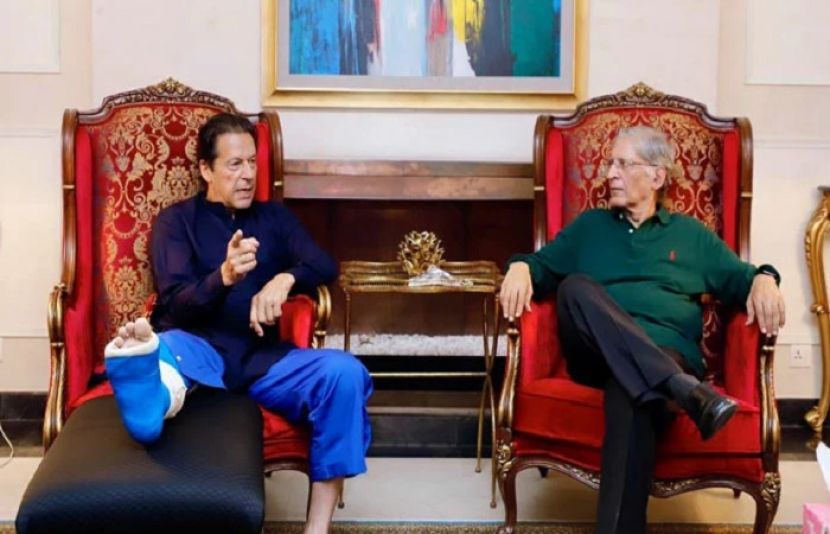 سابق وزیراعظم و پاکستان تحریک انصاف کے چیئرمین عمران خان سے اعتزاز احسن کی ملاقات