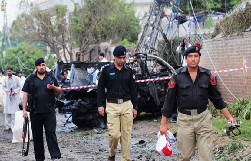 پشاور میں سیکیورٹی فورسز کی گاڑی پر حملہ، دو اہلکار ہلاک