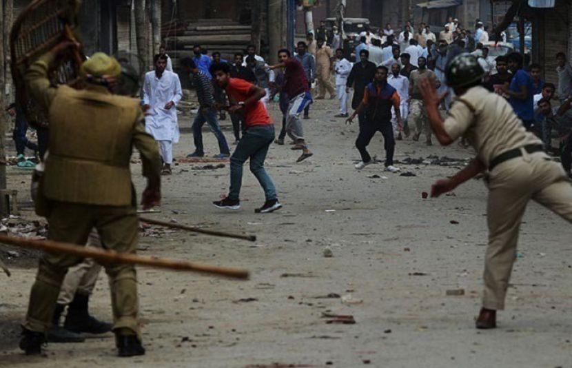 مقبوضہ کشمیر میں نمازیوں پر بھارتی پولیس کی فائرنگ سے 3 کشمیری شدید زخمی