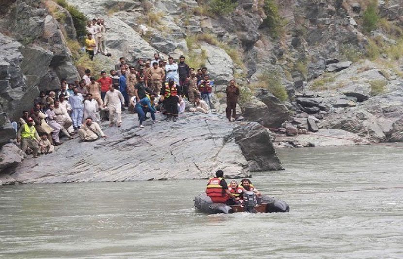 ایل او سی پر بھارتی فوج کی فائرنگ سے پاک فوج کی گاڑی دریا میں جا گری