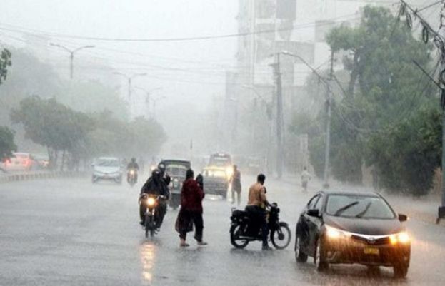 کراچی کے مختلف علاقوں میں موسلا دھار بارش کا سلسلہ جاری ہے۔