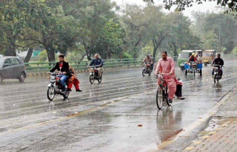 لاہور کے مختلف علاقوں میں بارش، موسم خوشگوار ہو گیا