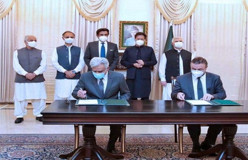  وزیراعظم عمران خان معاہدوں پر دستخط کی تقریب میں موجود تھے