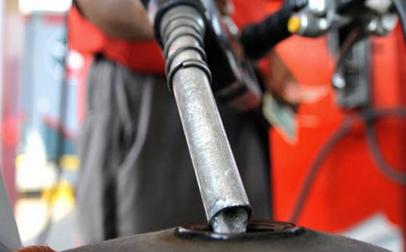 حکومت کا تیل مصنوعات 14 روپے فی لیٹر تک سستی کرنے کا فیصلہ