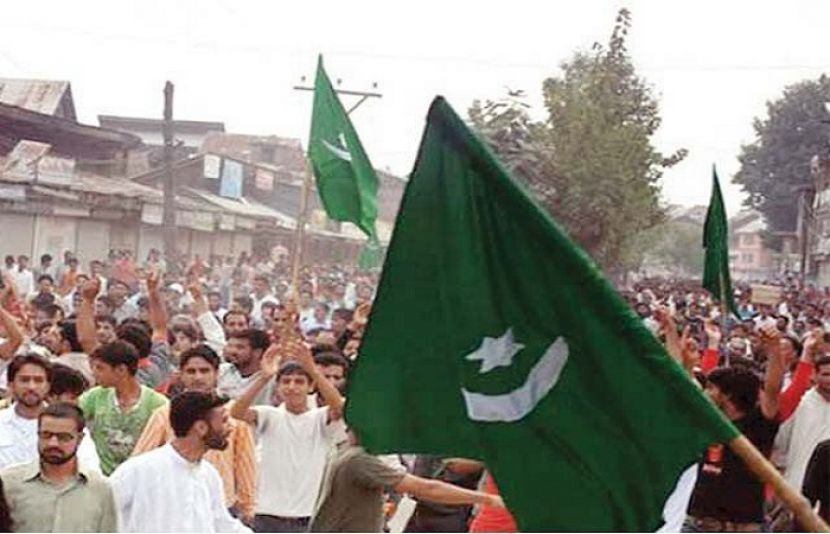 مقبوضہ کشمیر میں طلبہ نے کالج پر پاکستانی پرچم لہرا دیا