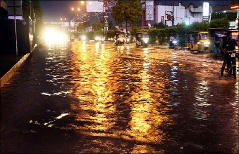 کراچی میں وقفے وقفے سے ہلکی اور تیز بارش کا سلسلہ جاری