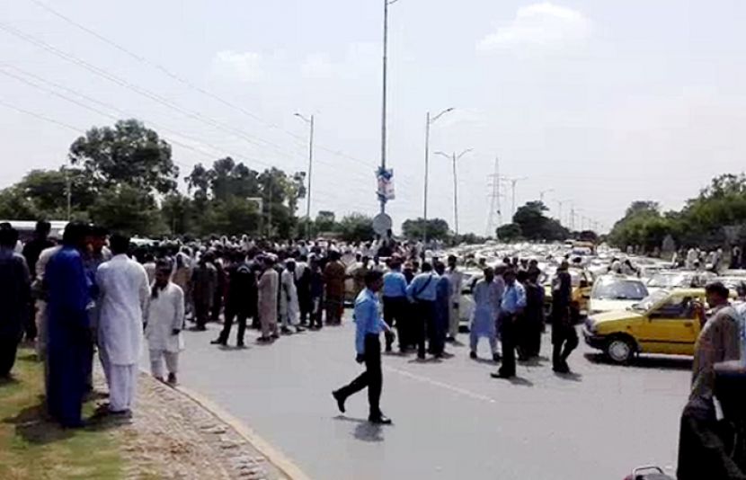 اسلام آباد میں آن لائن ٹیکسی سروس کے خلاف احتجاج
