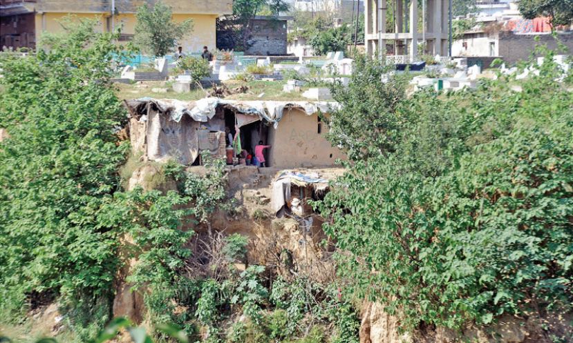 راولپنڈی میں غاروں میں رہائش پذیر افراد کا ایک منظر