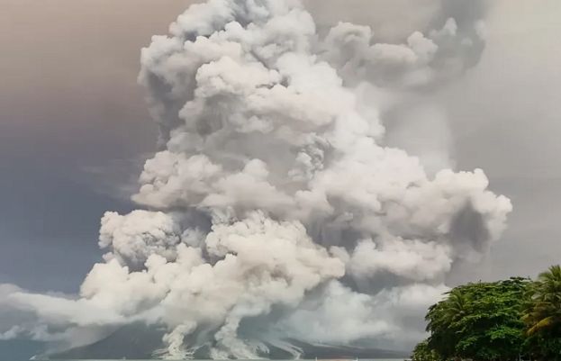 Thousands evacuated, flights disrupted as Indonesian volcano erupts again
