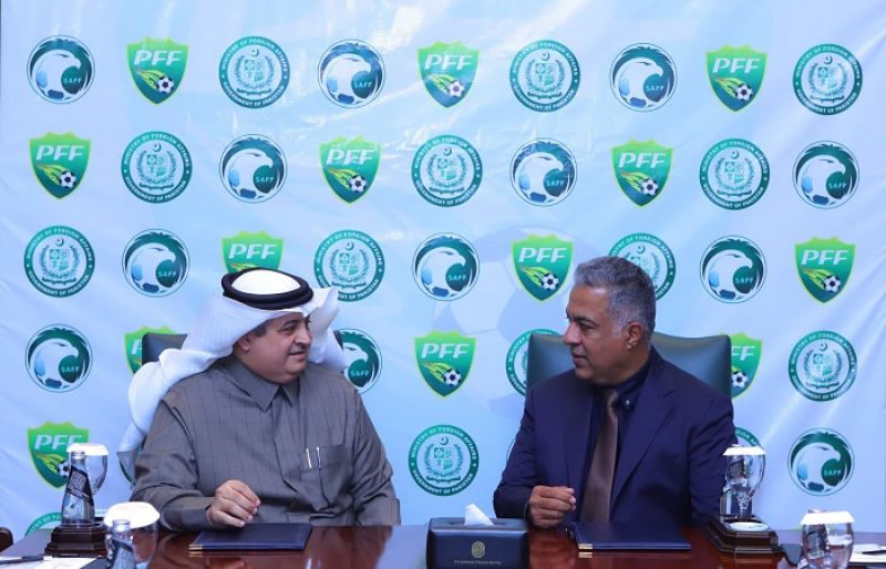 سعودی سفیر، پی ایف ایف این سی کے چیئرمین نے دونوں ممالک میں فٹ بال کے معیار کو بلند کرنے کے منصوبوں کی نقاب کشائی کی۔