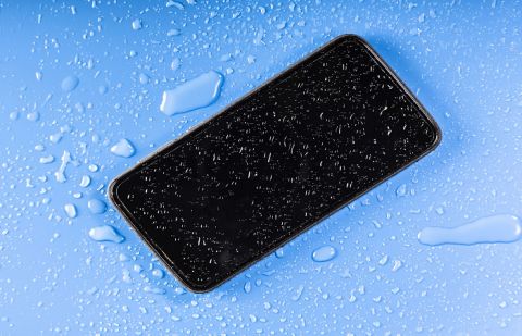 Here’s the right way to rescue a soaking wet smartphone