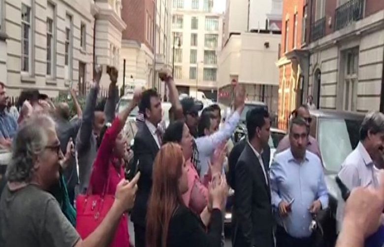 Two PTI workers, PML-N UK leader arrested after clashes outside Nawaz&#039;s Avenfield residence