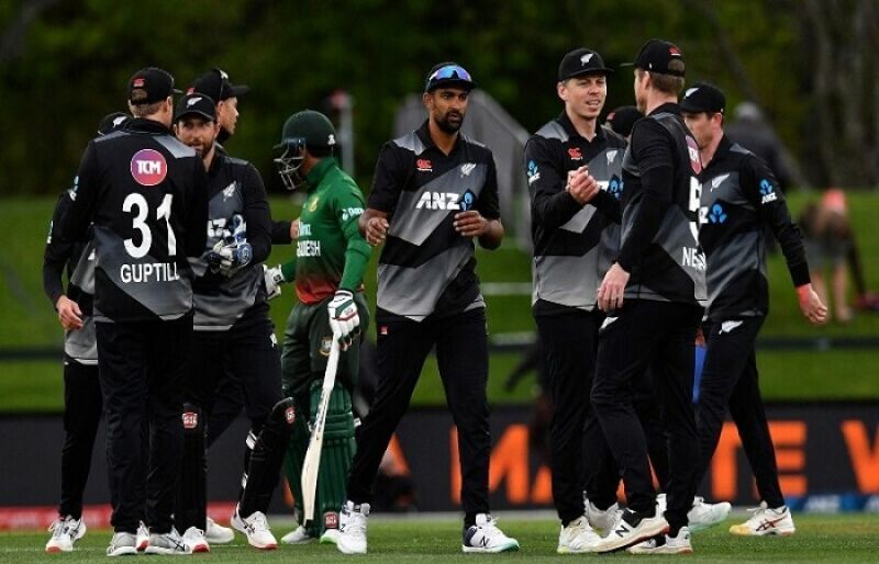 Photo of Phillips shines as New Zealand reach T20 tri-series final