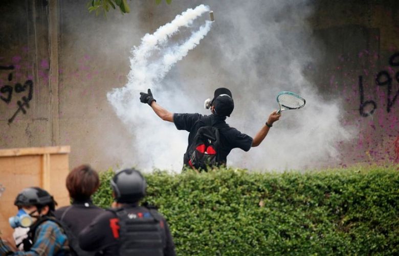 Thai protesters spar with police in march on PM&#039;s residence