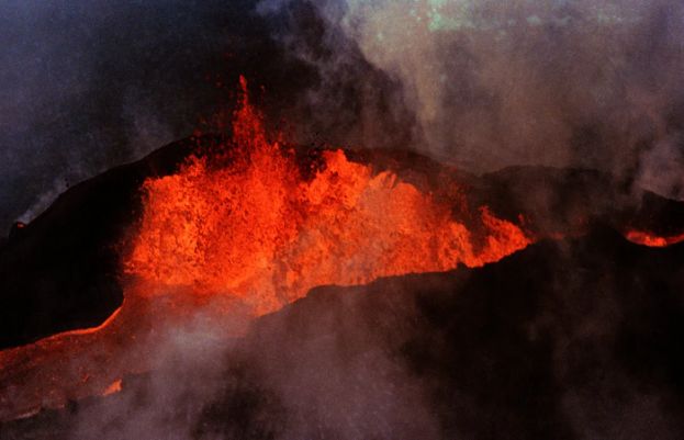 World&#039;s largest volcano erupts in Hawaii