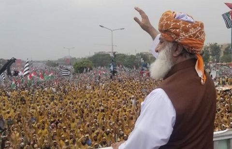 Azadi March protesters give PM Imran 48 hours to resign