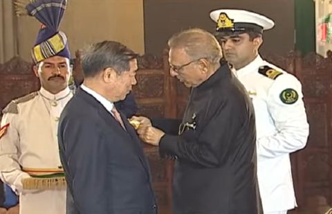 President Alvi confers Hilal-i-Pakistan award on Chinese vice-premier