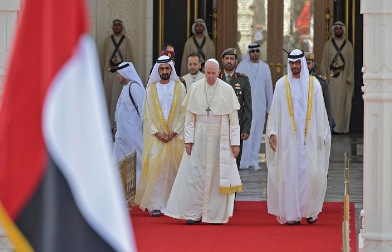 Pope Francis (C) walking alongside Abu Dhabi´s Crown Prince Mohammed bin Zayed al-Nahyan.