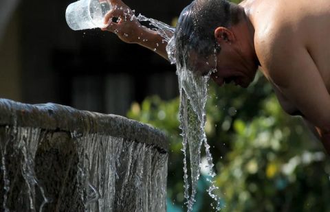 Heat wave in Mexico leaves at least 100 dead.