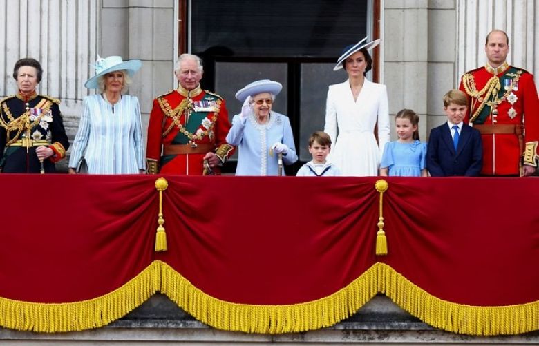 Beaming Queen Elizabeth waves to crowds celebrating Platinum Jubilee