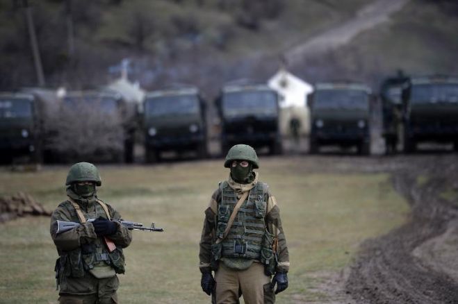 Armed men, believed to be Russian servicemen, stand guard outside a Ukrainian military base in Perevalnoye in Crimea on March 18, 2014 (AFP Photo/Dimitar Dilkoff)