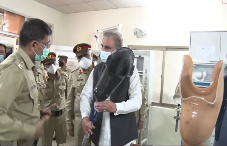 FM Qureshi meets war-wounded soldiers at AFIRM Rawalpindi