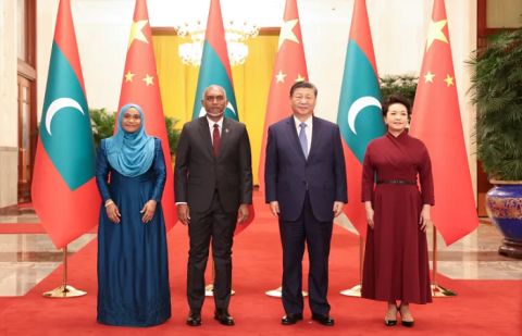 Maldives’ President Mohamed Muizzu (2nd L), his wife Sajidha Mohamed (L), Chinese President Xi Jinping (2nd R) and his wife Peng Liyuan