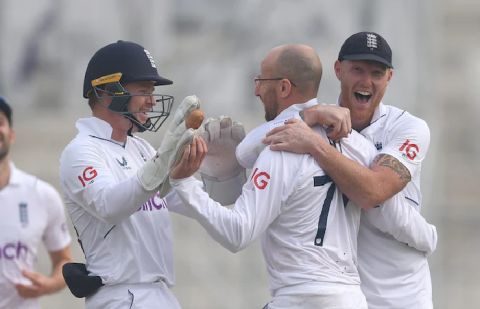 England hold first-innings lead as Pakistan bowled out for 202