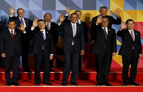 U.S. President Barack Obama (C) and other leaders of the 21-member Asia-Pacific Economic Cooperation (APEC) summit wave to the media after an official "family photo" in Manila November 19, 2015.