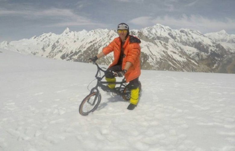 The 26-year-old recently summited a 6240-meter-high virgin peak in Arandu near Skardu in Gilgit-Baltistan, and to top it off, she rode her bicycle at the summit.