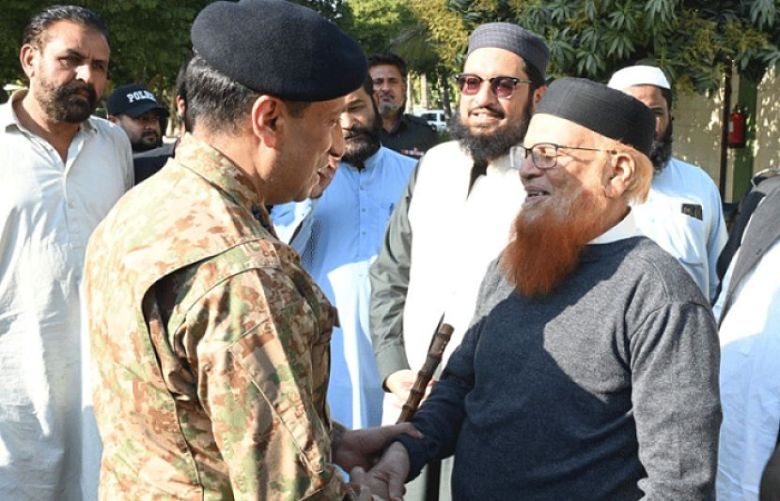 DG ISPR Visits Jamia Darul Uloom Karachi, Meets Mufti Taqi Usmani