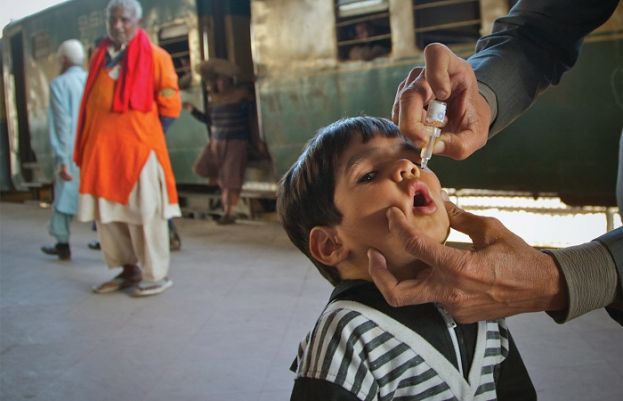 Polio virus: WHO extends travel restrictions on Pakistan