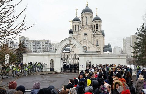 Putin critic Alexei Navalny to be buried in Moscow amid uncertainty, mourners brave potential arrest
