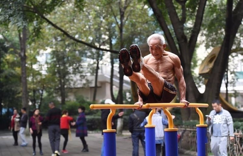 Képtalálatok a következőre: old man workout