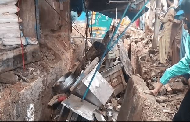 9 injured in explosion in sewerage line in Karachi