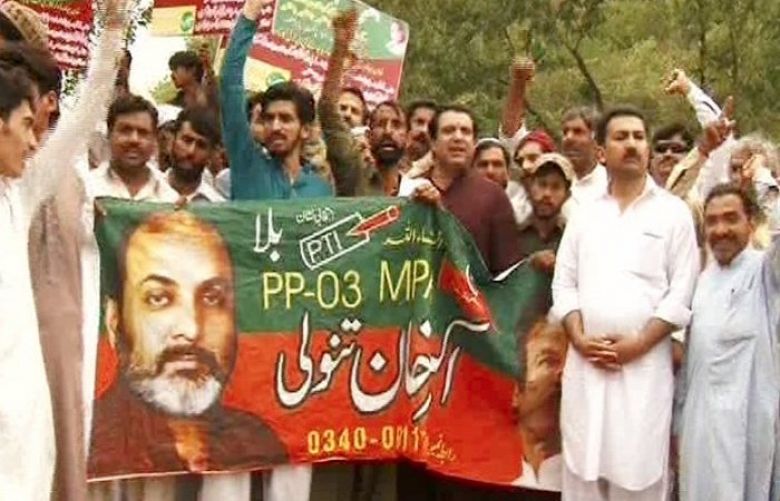 PTI workers protest outside Imran’s residence over differences on party tickets