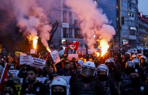 Turkish authorities have arrested more than 120 municipal officials in Izmir, a key stronghold of the opposition, over allegations of corruption, local media and the opposition Republican People's Party (CHP) reported on Tuesday.