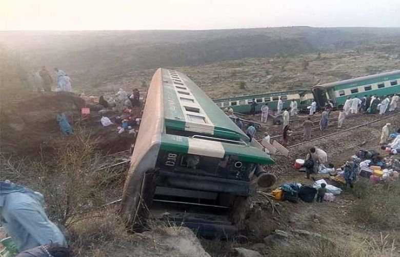 20 injured as Peshawar-bound train derails near Attock