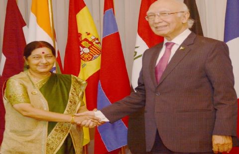 Adviser to the Prime Minister on Foerign Affairs Sartaj Aziz shaking hand with the External Affairs Minister of India Sushma Swaraj in Islamabad on 09 December 2015.