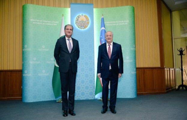 Foreign Minister Shah Mahmood Qureshi (L) with Uzbek counterpart Abdulaziz Kamilov in Tashkent, Uzbekistan