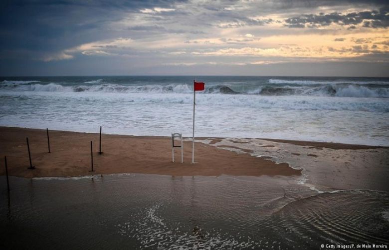 Warnings of the hurricane&#039;s arrival were made along Portugal&#039;s coast